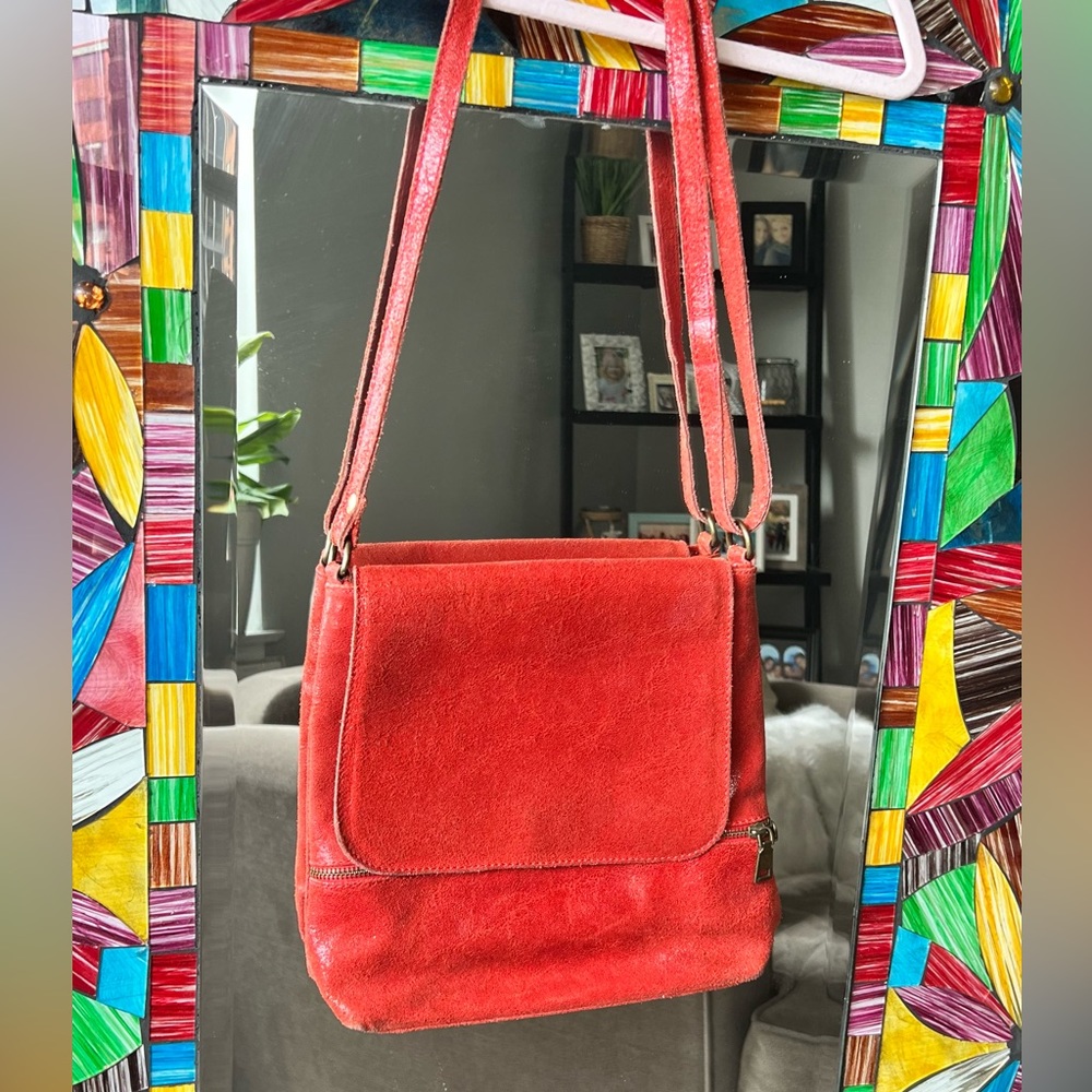 Red adjustable strap cross body bag ✨